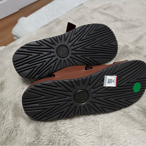 NWT -Ugg M WAINSCOTT FISHERMAN SANDALS BRAND NEW IN BOX WITH TAGS MENS SIZE 12. - Picture 8 of 8